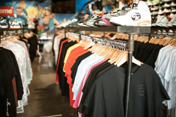 Le pantalon en pure soie femme : luxe et confort à la maison